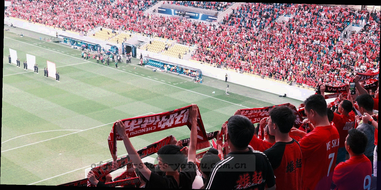 球场边线刻度与目录编号叠印的抽象构图，水平切割，无人物